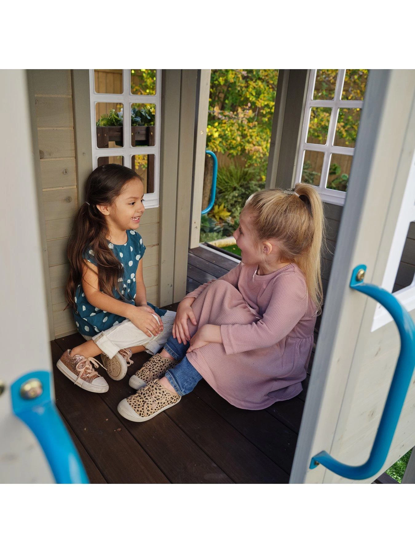 Kidkraft Cozy Escape Playhouse 8 Kidkraft Cozy Escape Playhouse - Image 6