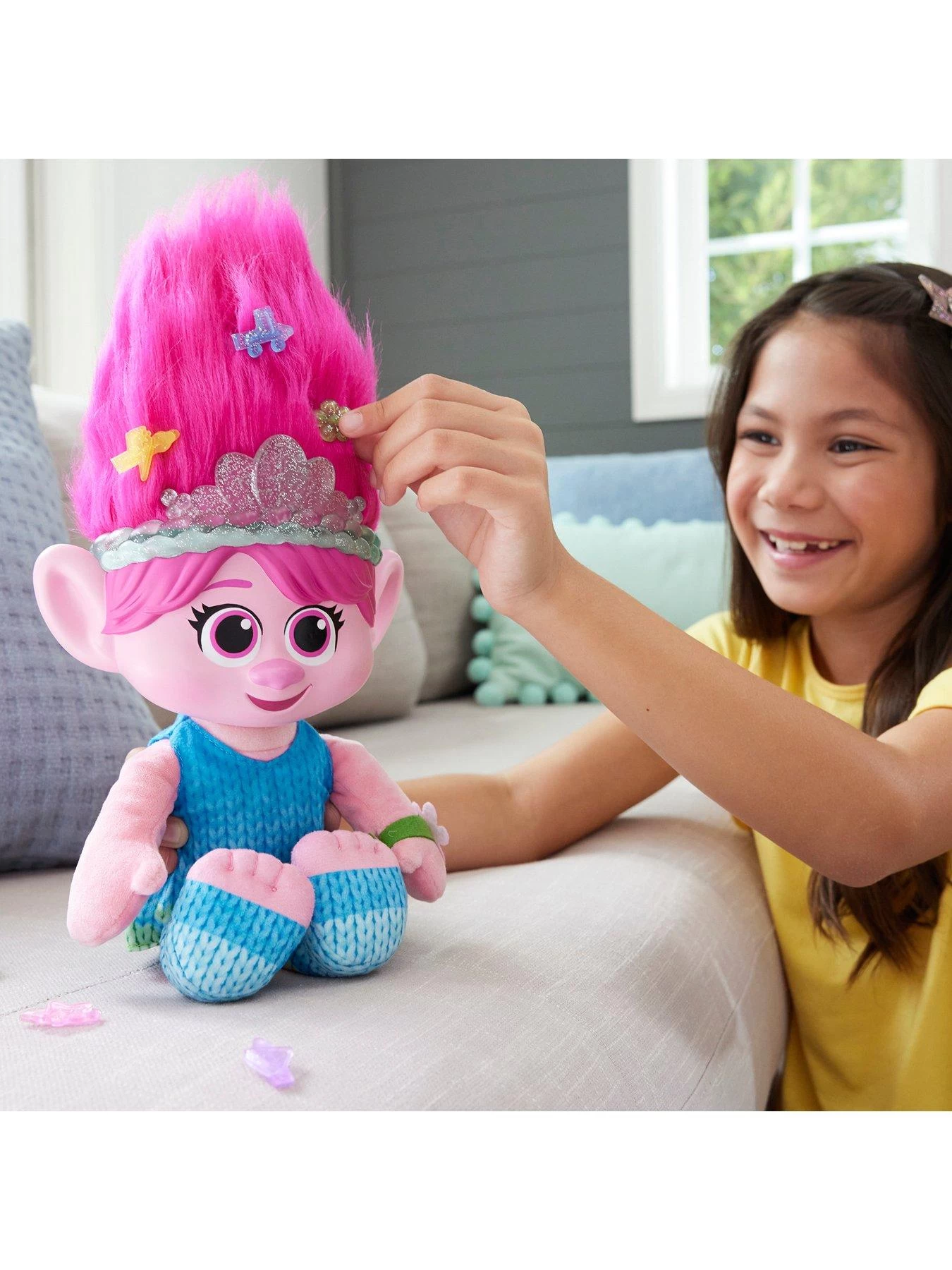 DreamWorks Trolls Band Together Hair Pops Showtime Surprise Plush - Queen Poppy 4 DreamWorks Trolls Band Together Hair Pops Showtime Surprise Plush - Queen Poppy - Image 2